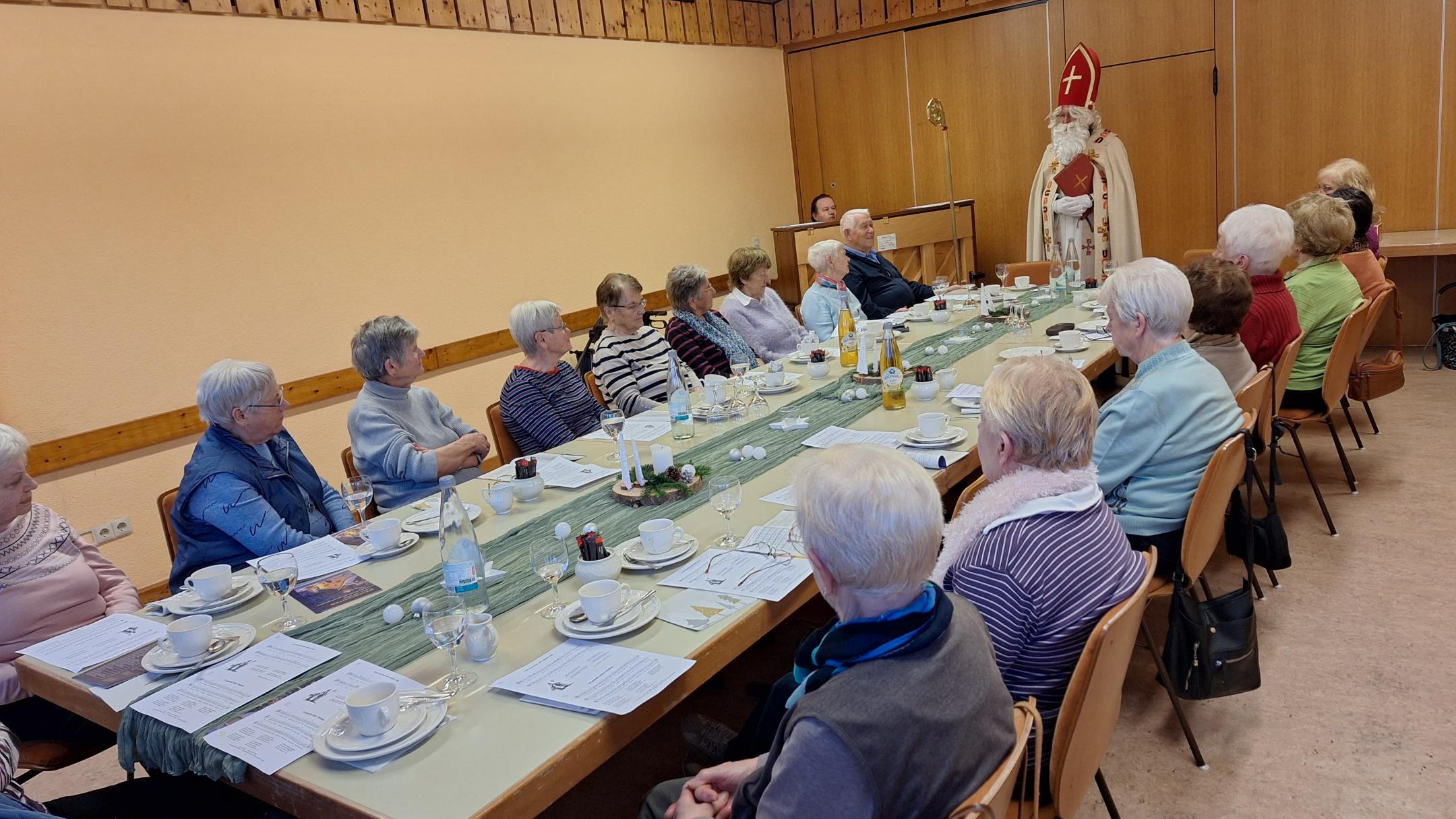 Nikolaus bei Kaffee + Mehr