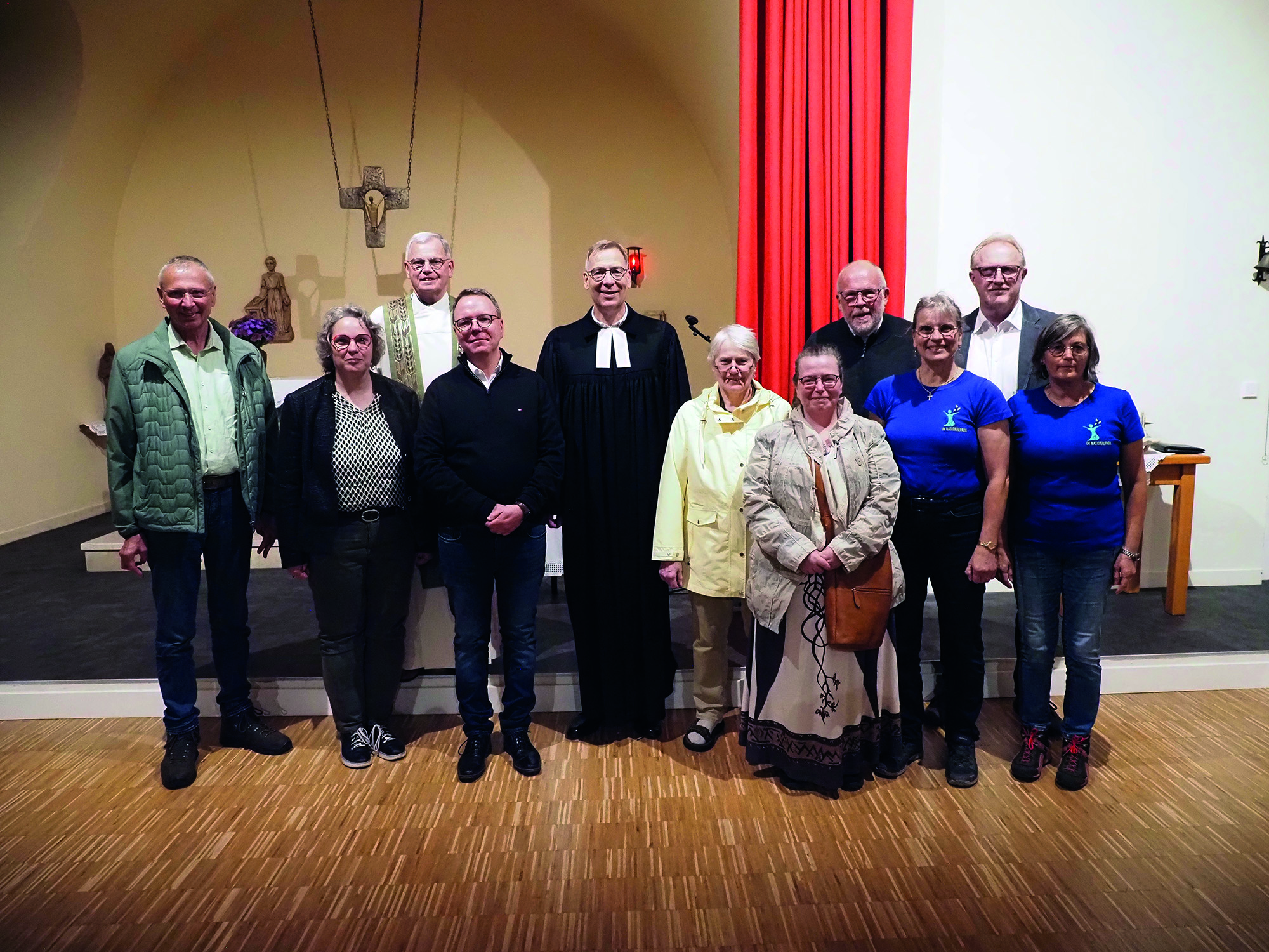 Das Team und weitere Weggefährten der KiNa: Bernd Schmitt (Muhl), Gemeindereferentin Gerlinde Paulus-Linn (Pastoraler Raum Hermeskeil), Bischofsvikar Dr. Ulrich von Plettenberg (Bistum Trier), Pastoralreferent Claus Wettmann (Pastoraler Raum Idar-Oberstein), Superintendent Dr. Jörg Weber (Evangelischer Kirchenkreis Trier), Pfarrerin i.R. Elke Füllmann-Ostertag (Börfink), Dorothee Slabschi (Trier), Pfarrer Arndt Fastenrath (Evangelischer Kirchenkreis Obere Nahe), Gabi Kretz (Muhl), Peter Kretz (Muhl) und Anne Speicher (Nationalparkamt)
